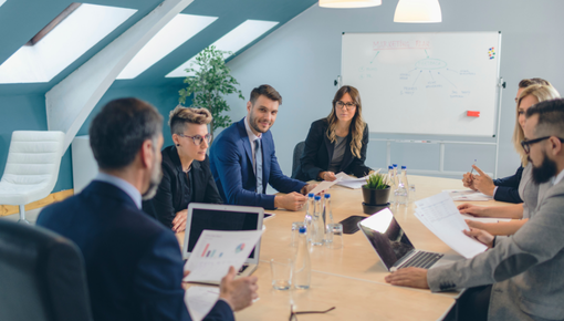 Equipo de meresman consultans ideando estrategias personalizadas